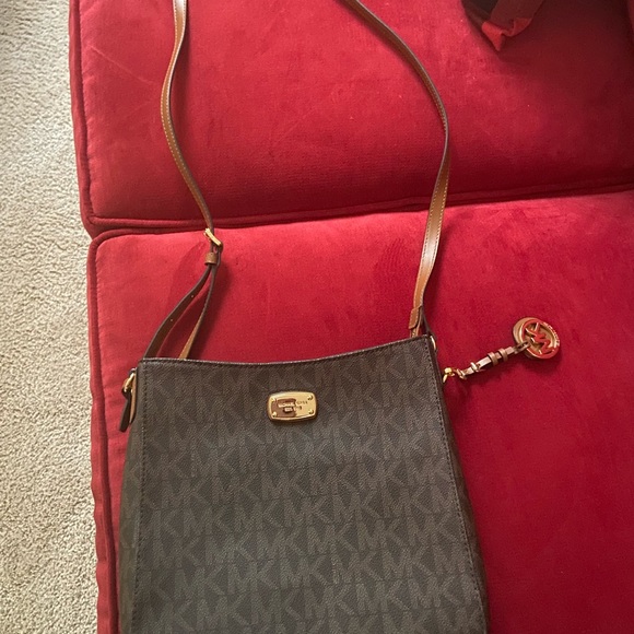 Michael Kors Handbags - Medium size Michael Kors crossbody purse!!